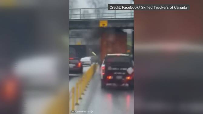 Click to play video: Commercial vehicle hits overpass near George Massey tunnel