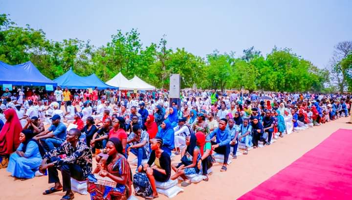 Nasarawa gov distributes palliatives to students