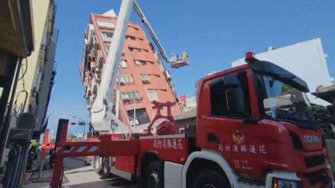 Click to play video: Earthquake in Taiwan kills at least 9, injures hundreds more